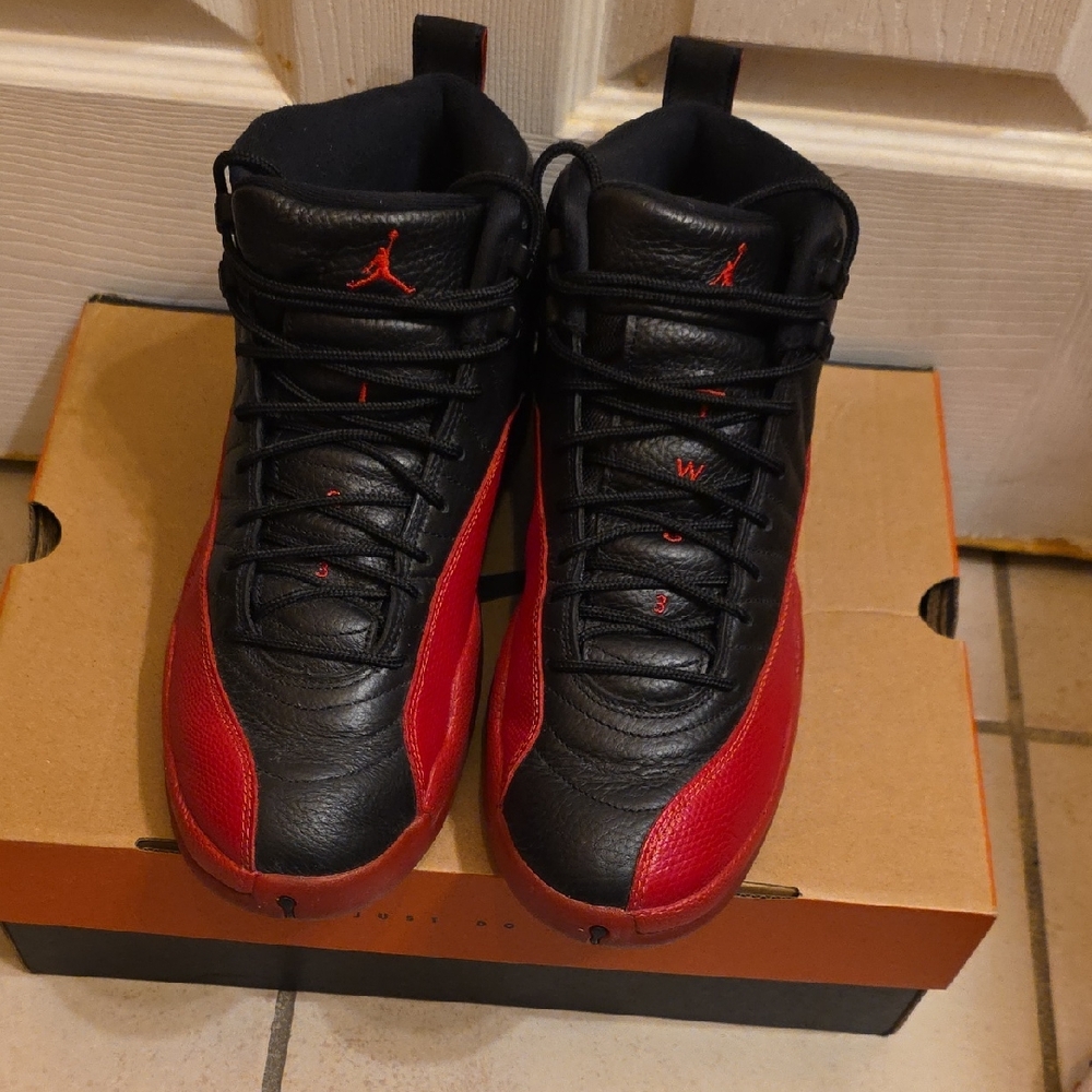 Jordan Men's Black and Red Sneakers